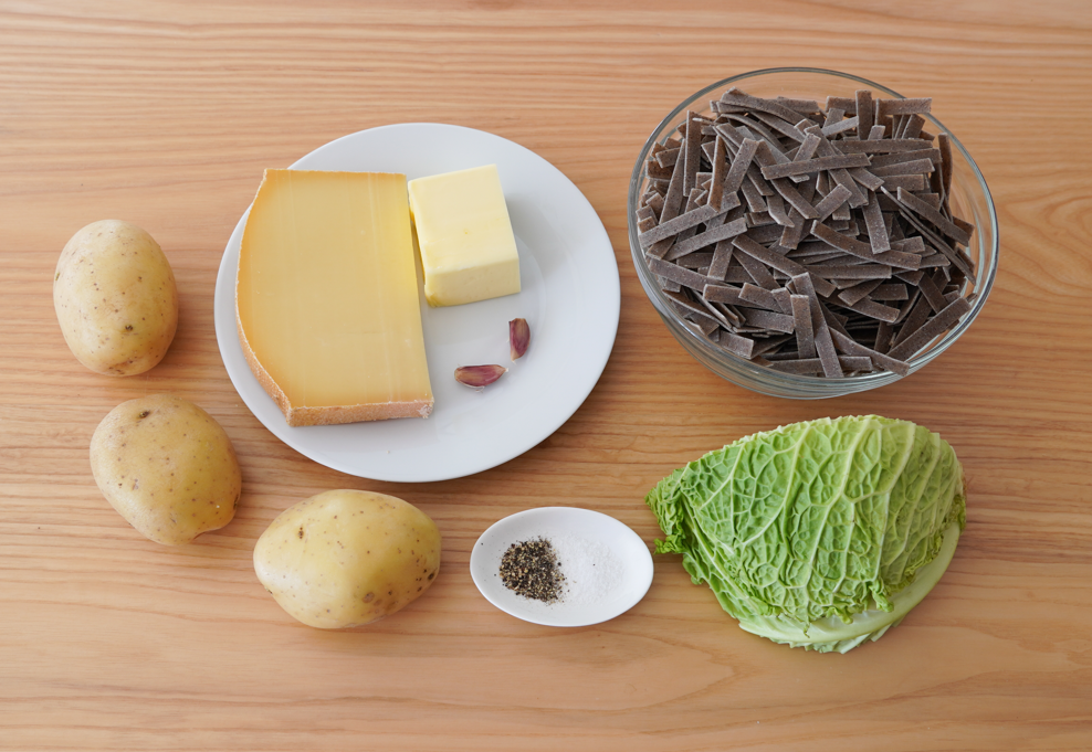 Pizzoccheri alla valtellinese: receta tradicional italiana con queso y verduras paso a paso