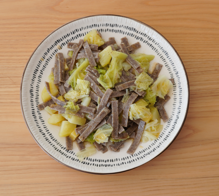 Pizzoccheri alla valtellinese: receta tradicional italiana con queso y verduras paso a paso