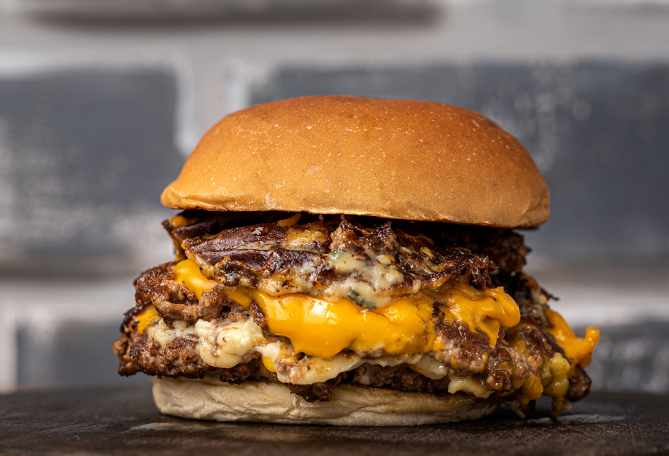 Qué son las smash burger y por qué están tan de moda