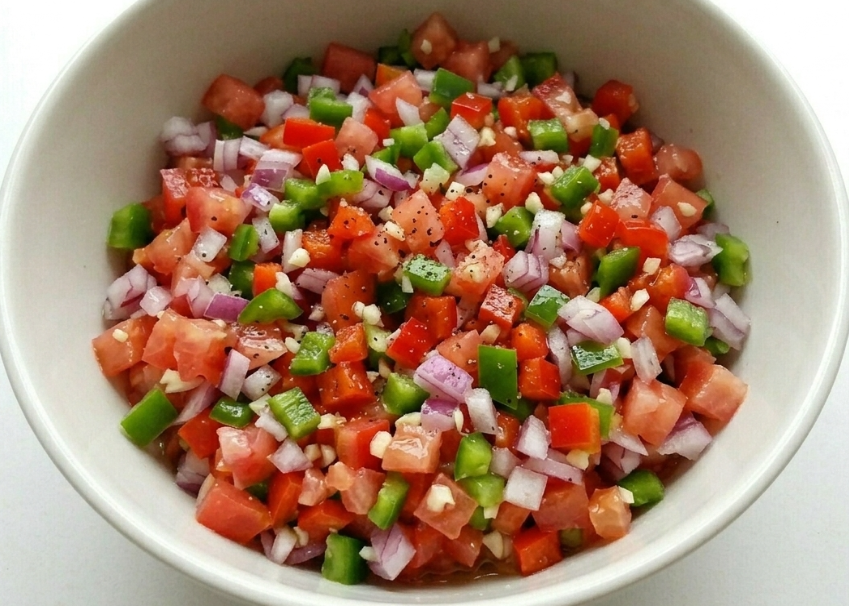 Salsa criolla argentina y uruguaya. Receta casera fresca para asados y carnes