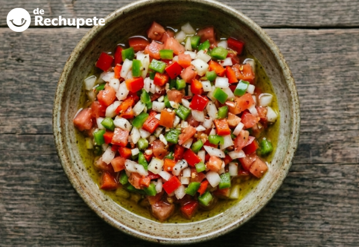 Salsa criolla argentina y uruguaya. Receta casera fresca para asados y carnes