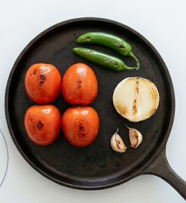 Salsa tatemada casera. Receta mexicana fácil, ahumada y llena de sabor