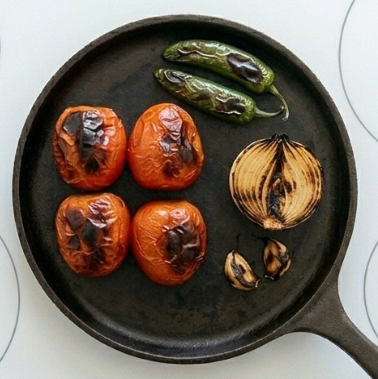 Salsa tatemada casera. Receta mexicana fácil, ahumada y llena de sabor