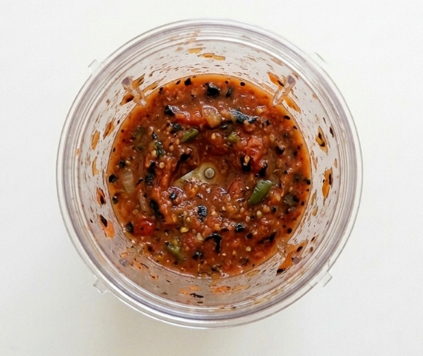 Salsa tatemada casera. Receta mexicana fácil, ahumada y llena de sabor