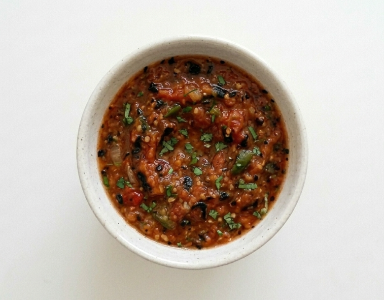 Salsa tatemada casera. Receta mexicana fácil, ahumada y llena de sabor