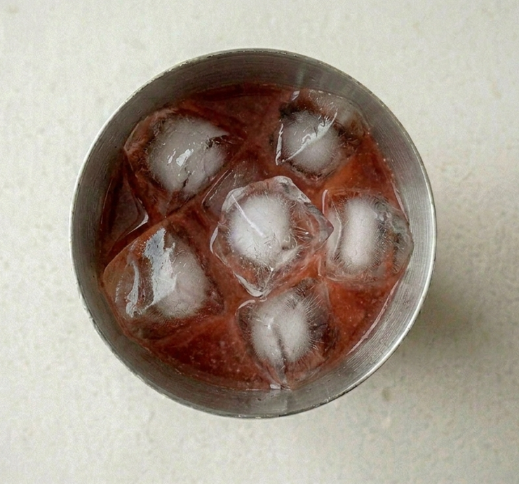 Cóctel Singapore Sling. Una mezcla tropical de color y sabor