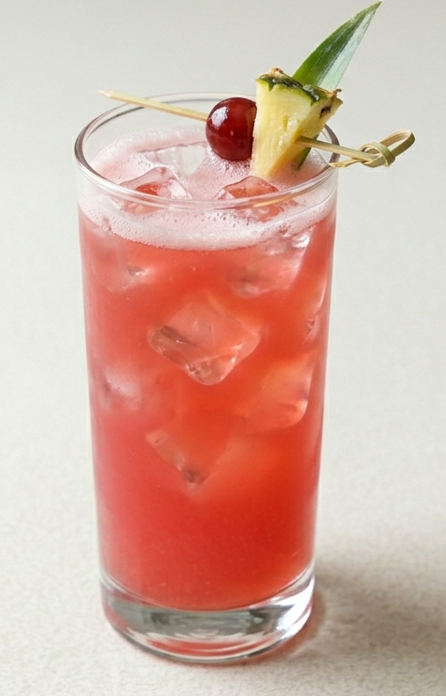 Cóctel Singapore Sling. Una mezcla tropical de color y sabor