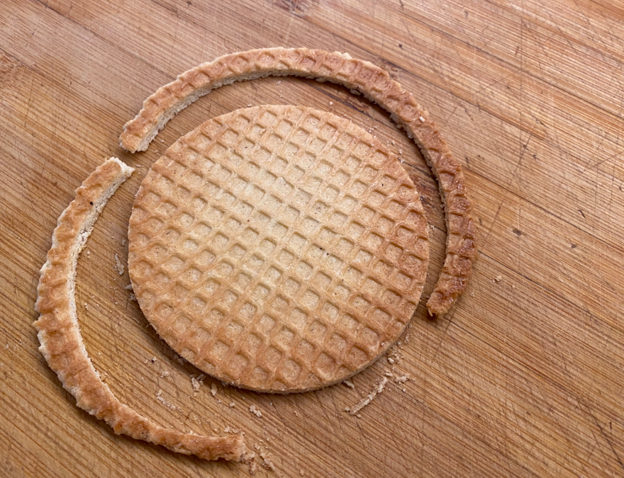 Así se hacen los auténticos stroopwafels: crujientes, tiernos y llenos de caramelo