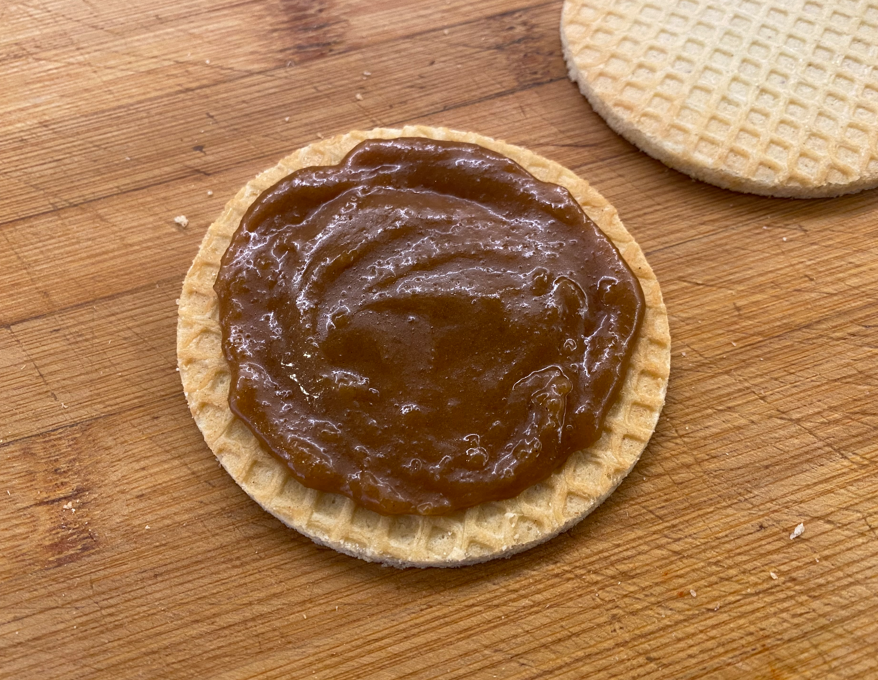Así se hacen los auténticos stroopwafels: crujientes, tiernos y llenos de caramelo