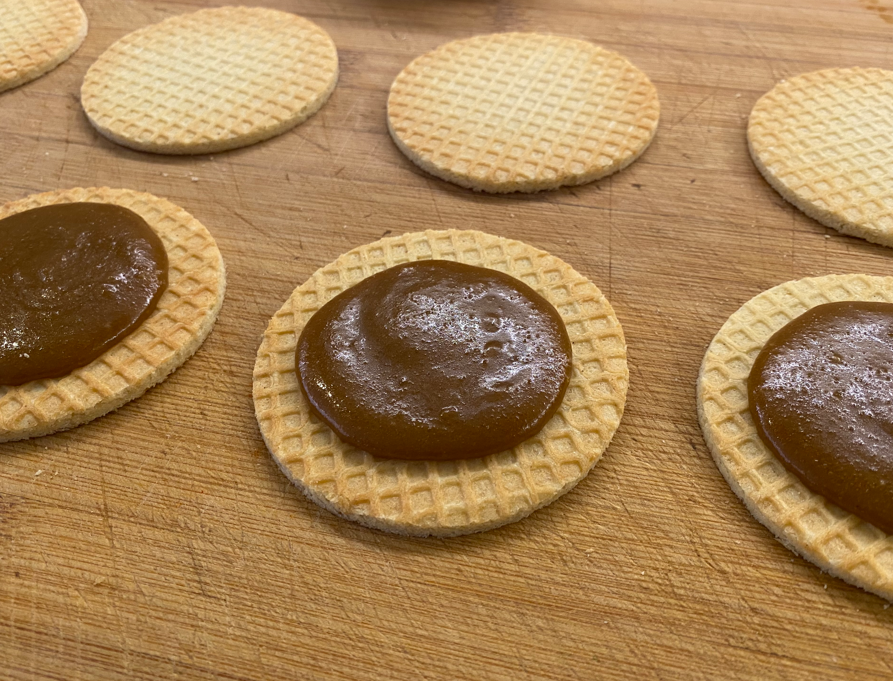 Así se hacen los auténticos stroopwafels: crujientes, tiernos y llenos de caramelo