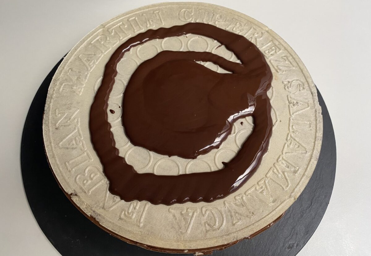 Tarta de huesitos con obleas y Nutella. La tarta de chocolate más fácil y crujiente
