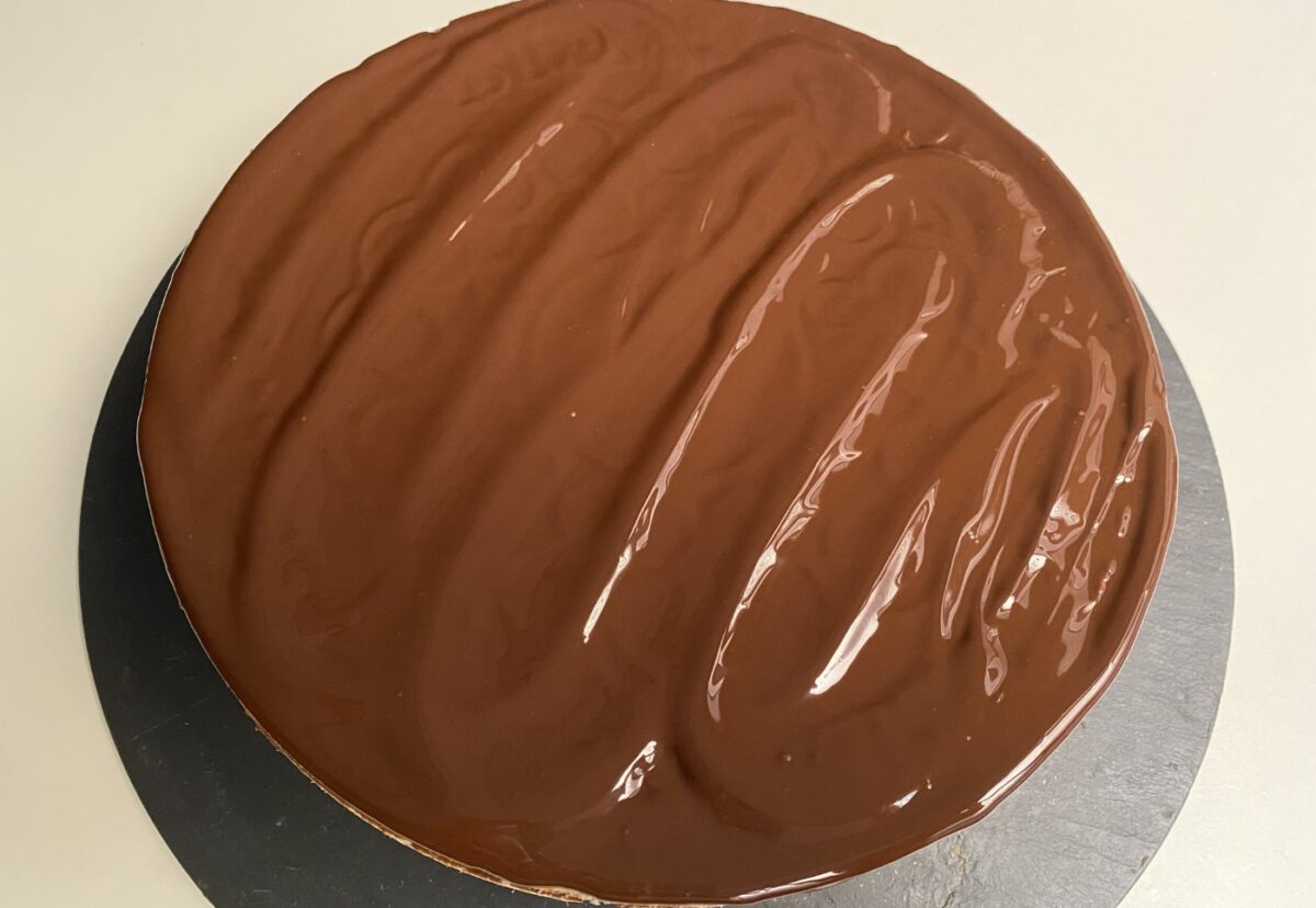 Tarta de huesitos con obleas y Nutella. La tarta de chocolate más fácil y crujiente