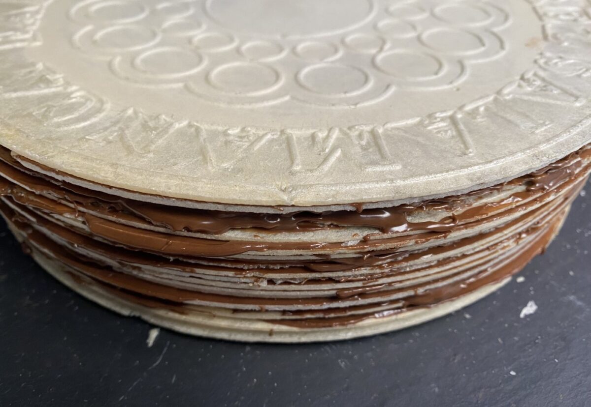 Tarta de huesitos con obleas y Nutella. La tarta de chocolate más fácil y crujiente