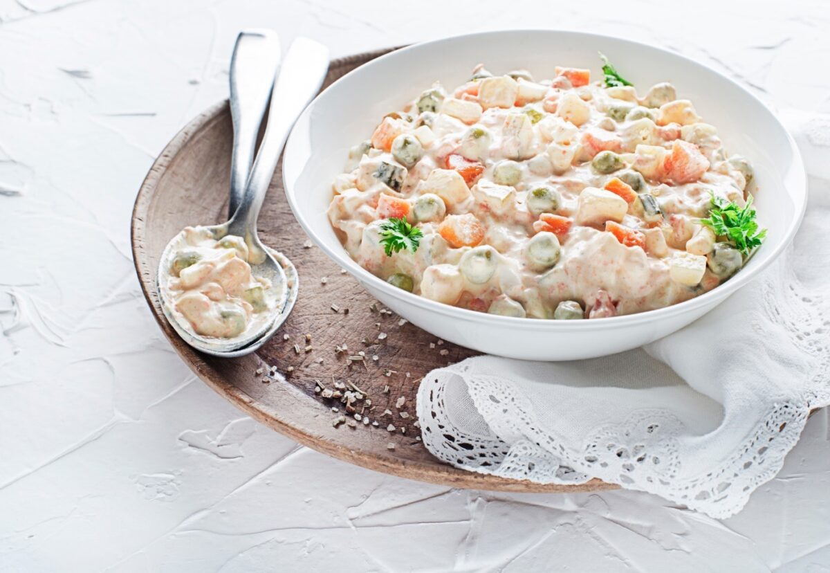 Por qué se le echa vinagre a la ensaladilla rusa. Qué aporta y si realmente merece la pena