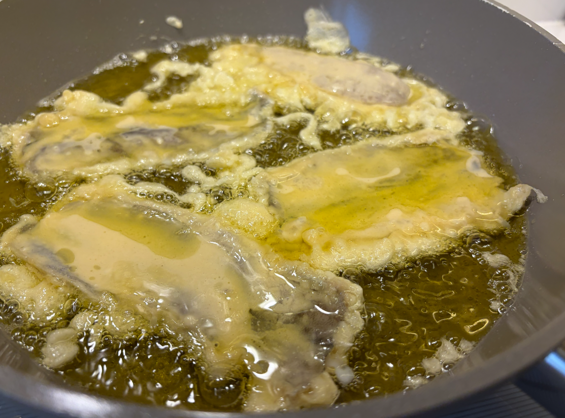 Filetes de bacaladilla rebozados y fritos. Receta fácil y crujiente como en casa
