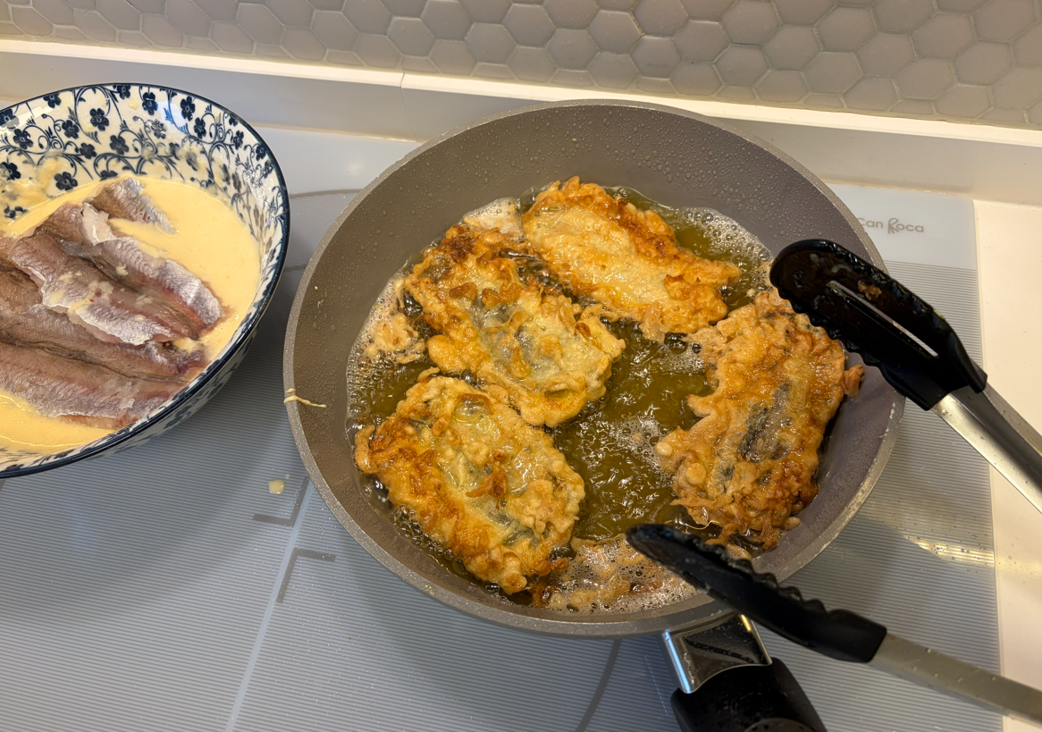 Filetes de bacaladilla rebozados y fritos. Receta fácil y crujiente como en casa