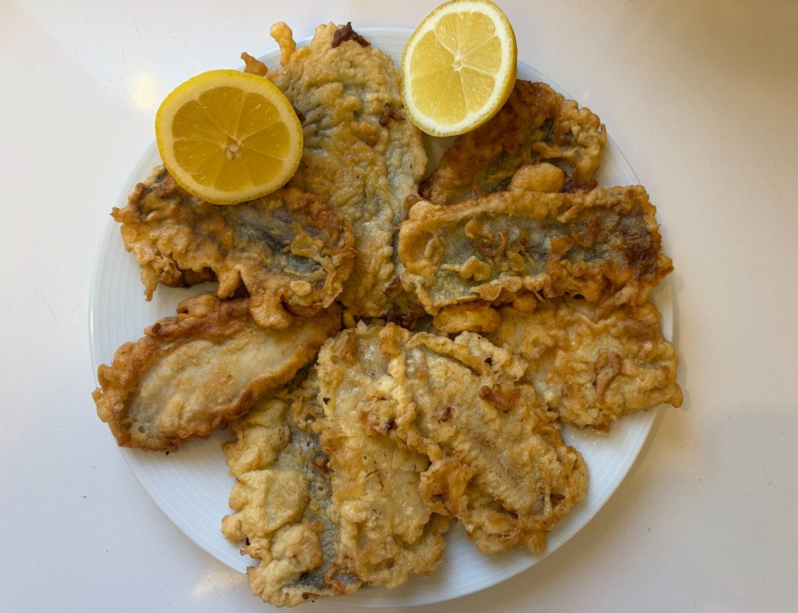 Filetes de bacaladilla rebozados y fritos. Receta fácil y crujiente como en casa