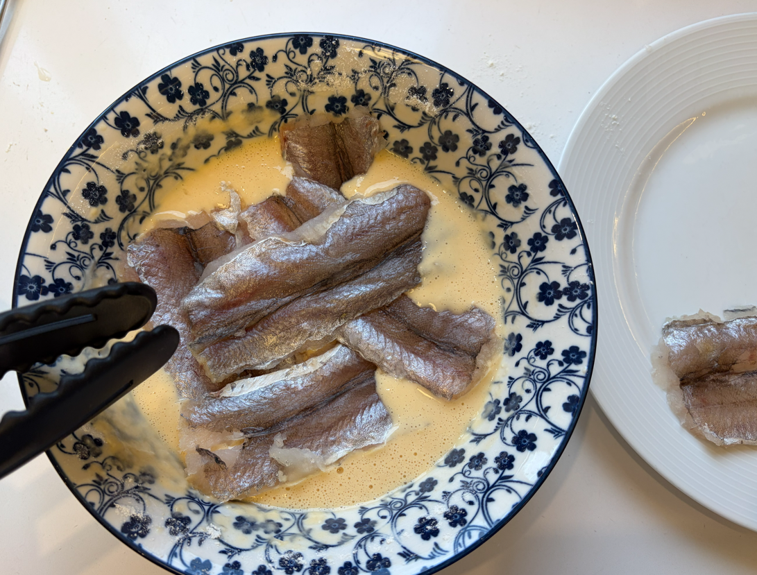 Filetes de bacaladilla rebozados y fritos. Receta fácil y crujiente como en casa