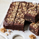 Brownie de chocolate con nueces y avellanas: intenso, denso y con cobertura crujiente