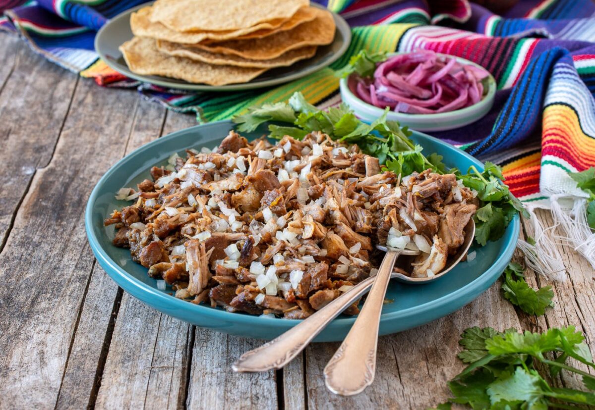 Carnitas mexicanas caseras. Receta tradicional de cerdo crujiente y jugoso