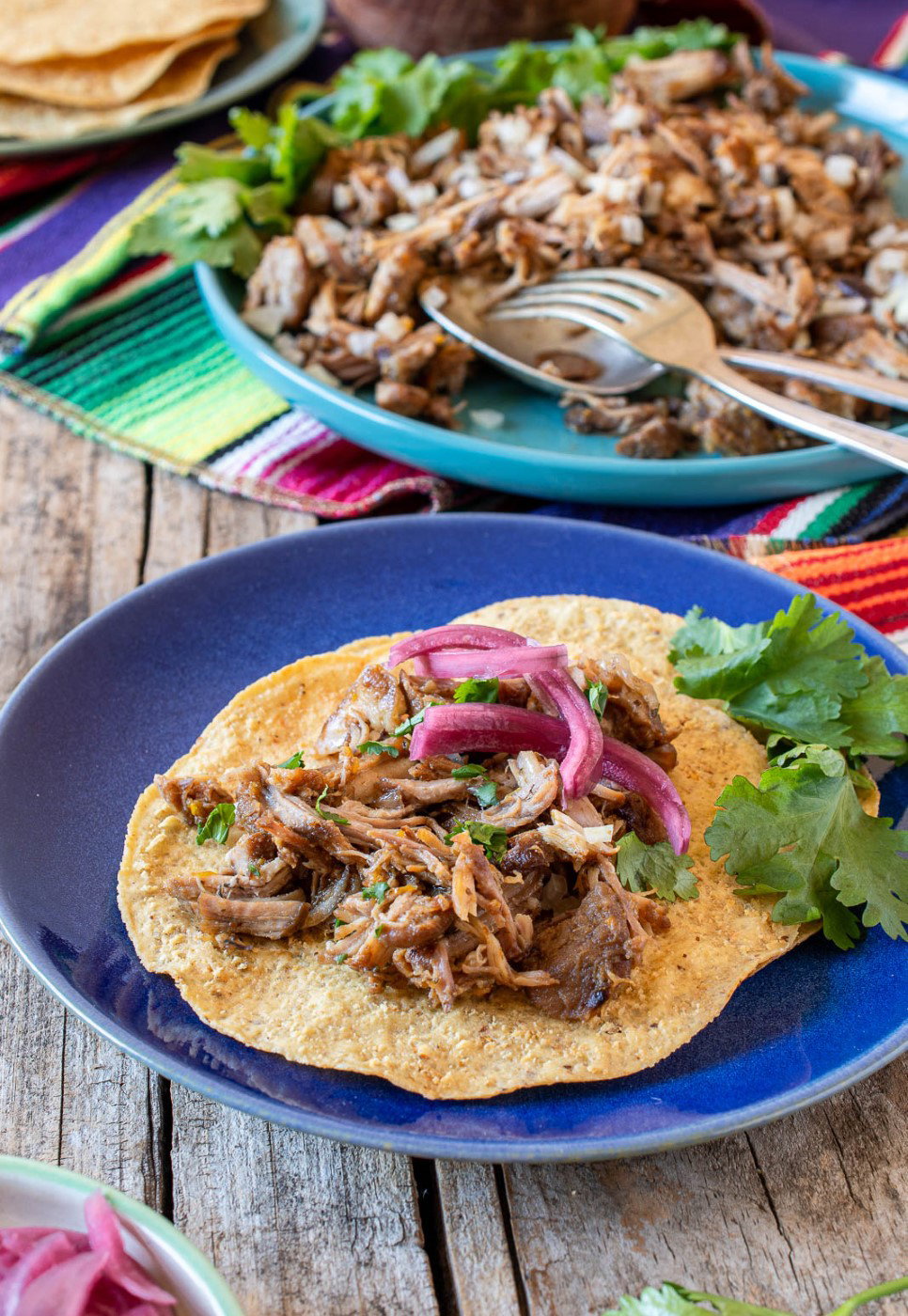 Carnitas mexicanas caseras. Receta tradicional de cerdo crujiente y jugoso