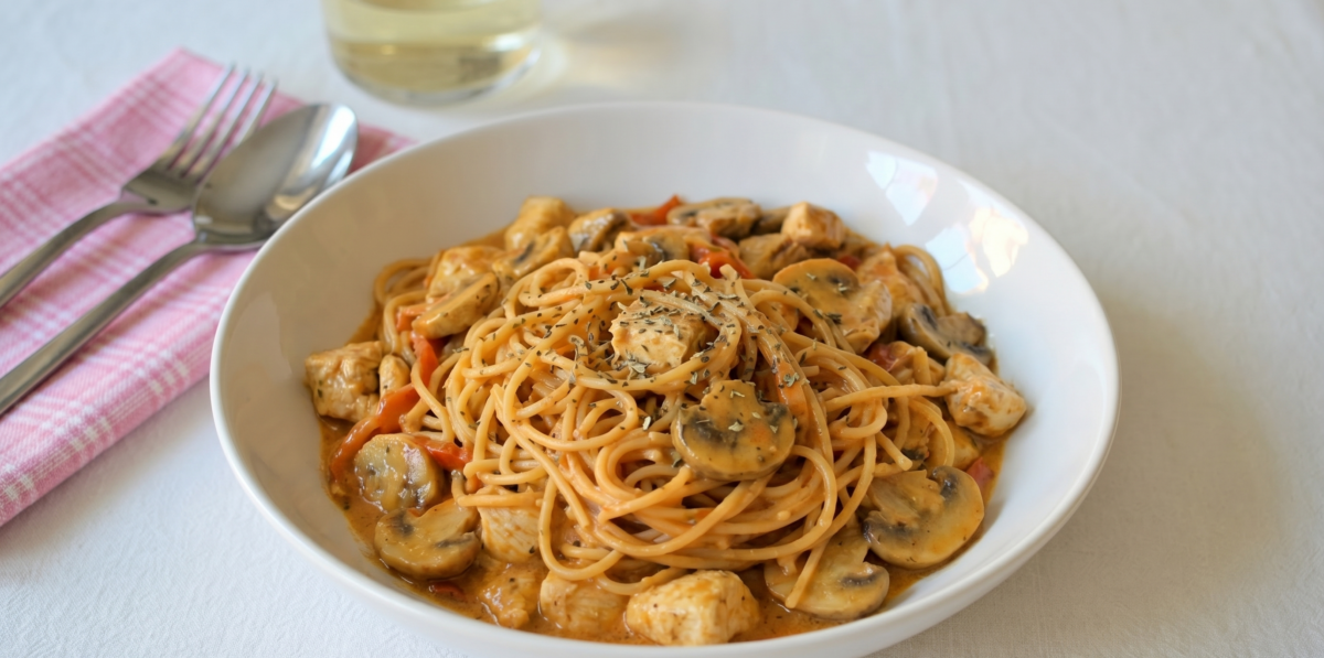 Espaguetis con pollo y champiñones