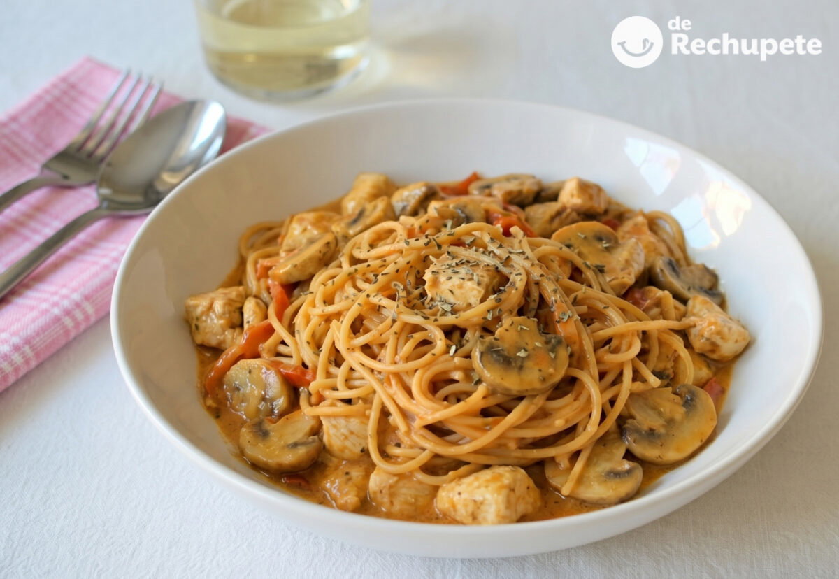 Espaguetis con pollo y champiñones