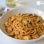 Espaguetis con pollo y champiñones