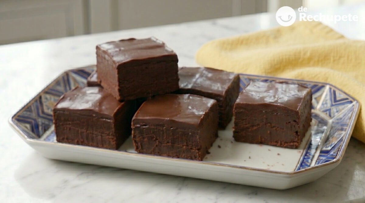 Fudge de chocolate casero. Postre fácil y listo en pocos pasos
