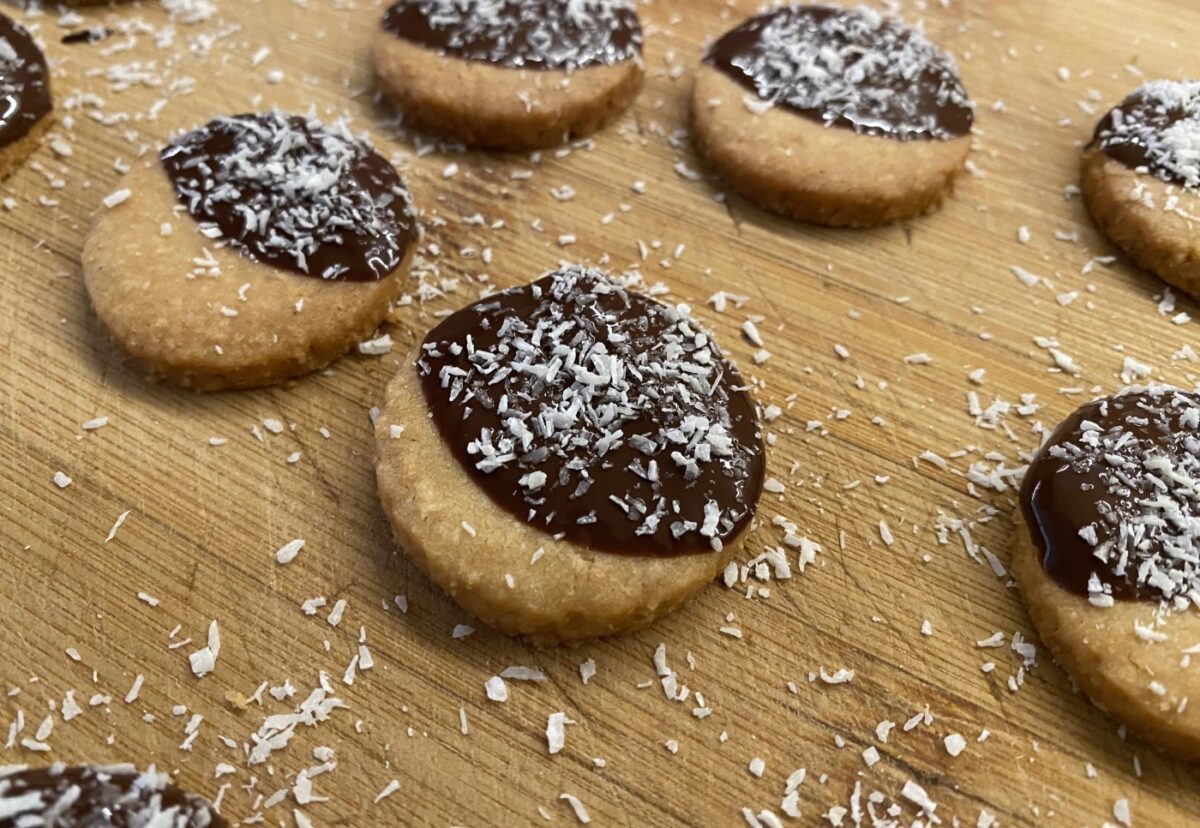 Selección de petit fours caseros fáciles. Surtido de bocados dulces para sorprender en casa