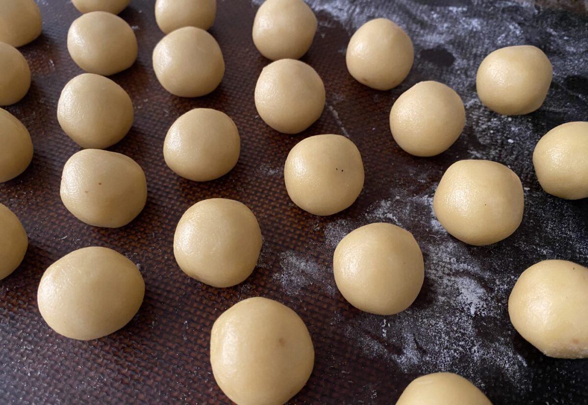 Selección de petit fours caseros fáciles. Surtido de bocados dulces para sorprender en casa