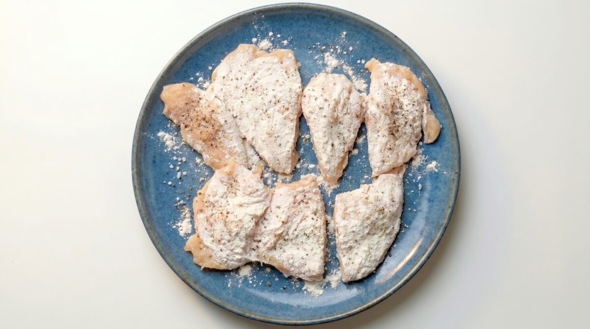 Piccata de pollo con limón y alcaparras. Receta fácil, rápida y con sabor italiano en tu mesa