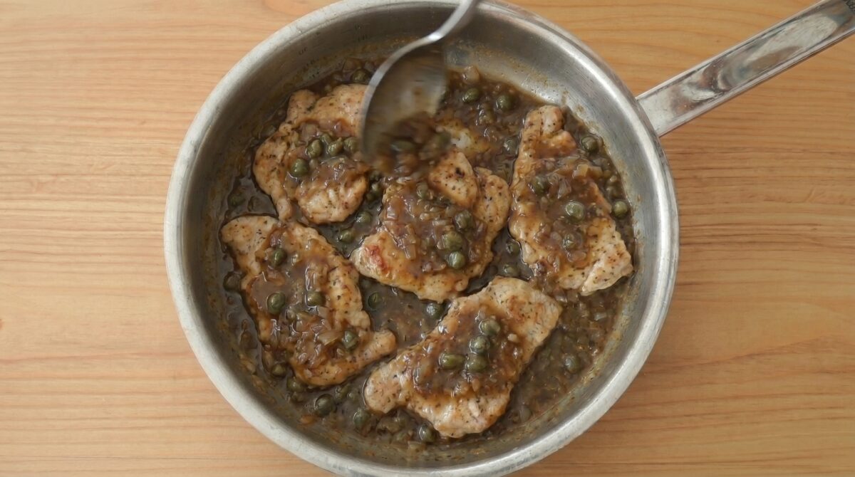 Piccata de pollo con limón y alcaparras. Receta fácil, rápida y con sabor italiano en tu mesa