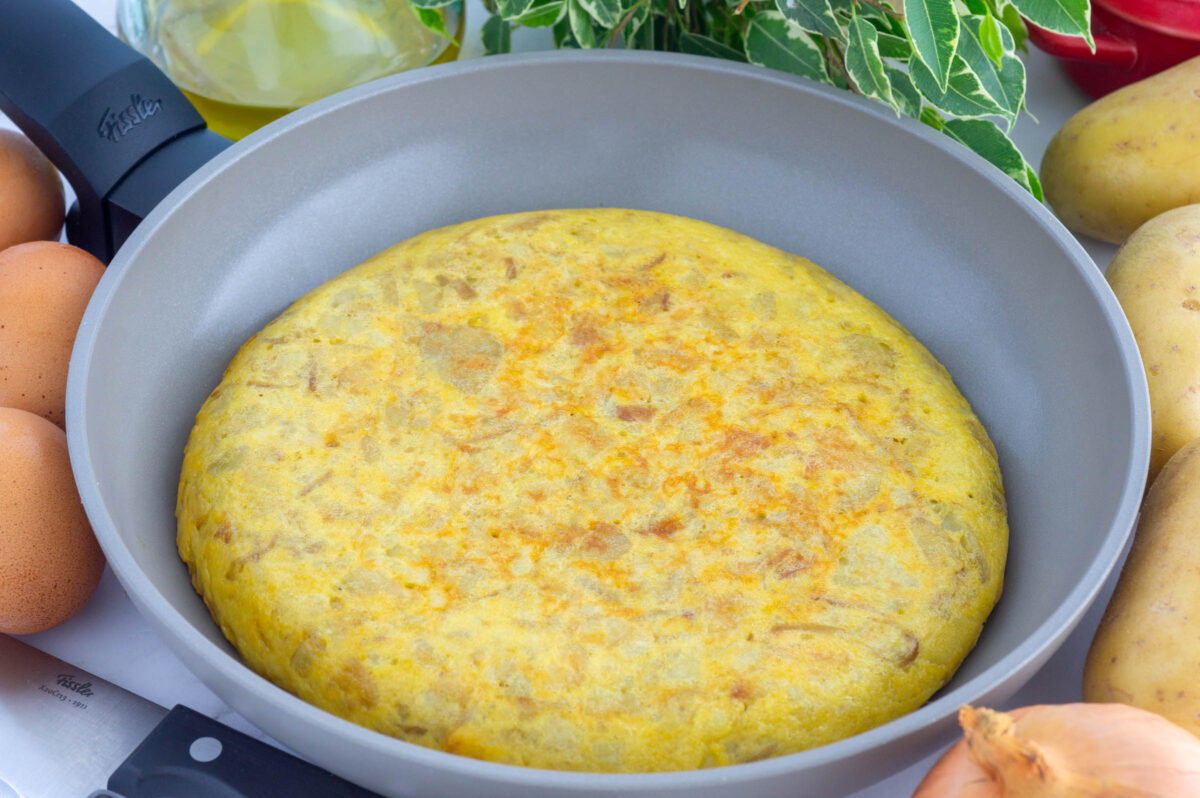 Tortilla de patatas en sartén. Receta tradicional paso a paso para que quede perfecta