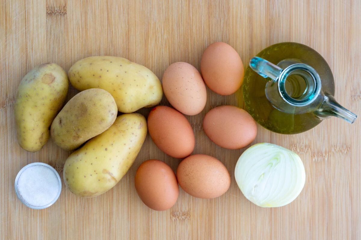 Tortilla de patatas en sartén. Receta tradicional paso a paso para que quede perfecta