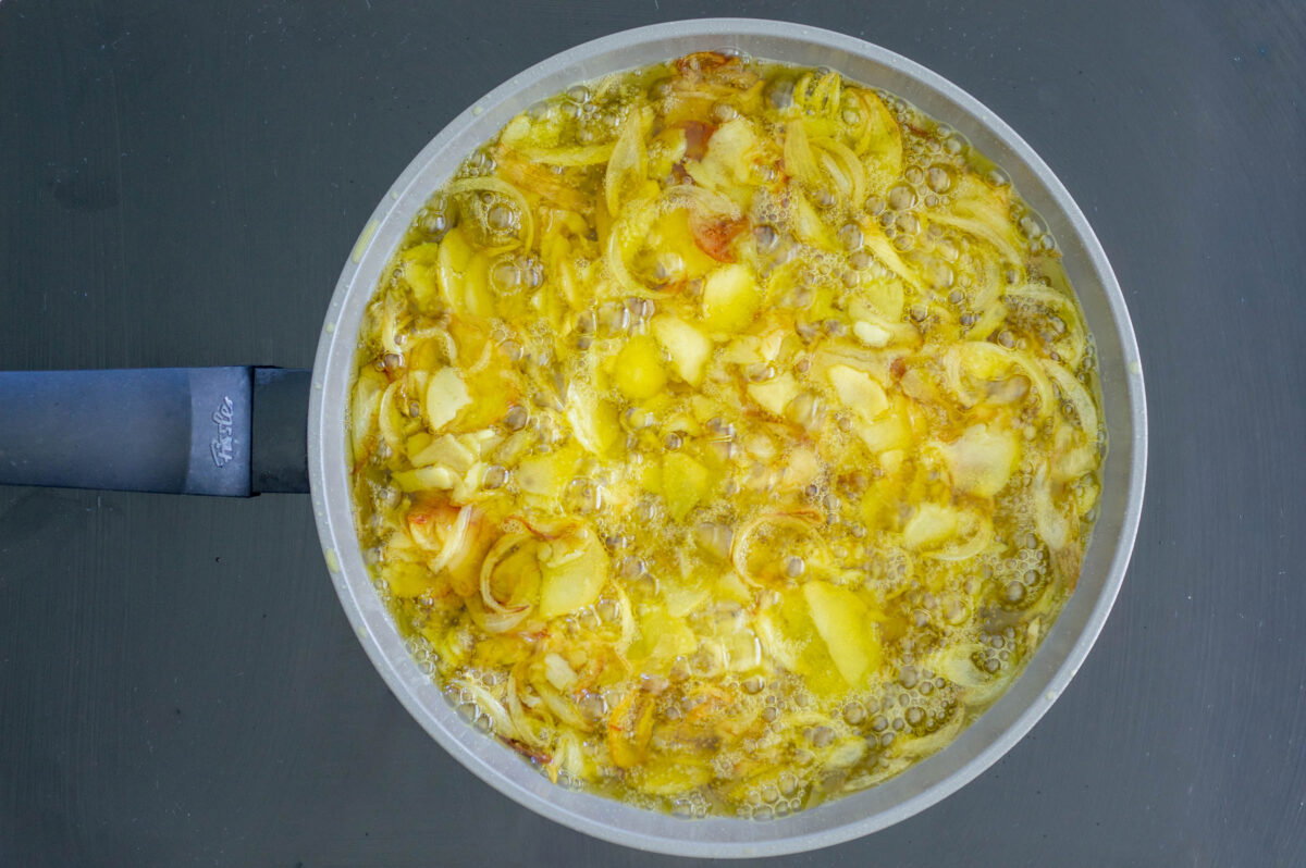 Tortilla de patatas en sartén. Receta tradicional paso a paso para que quede perfecta