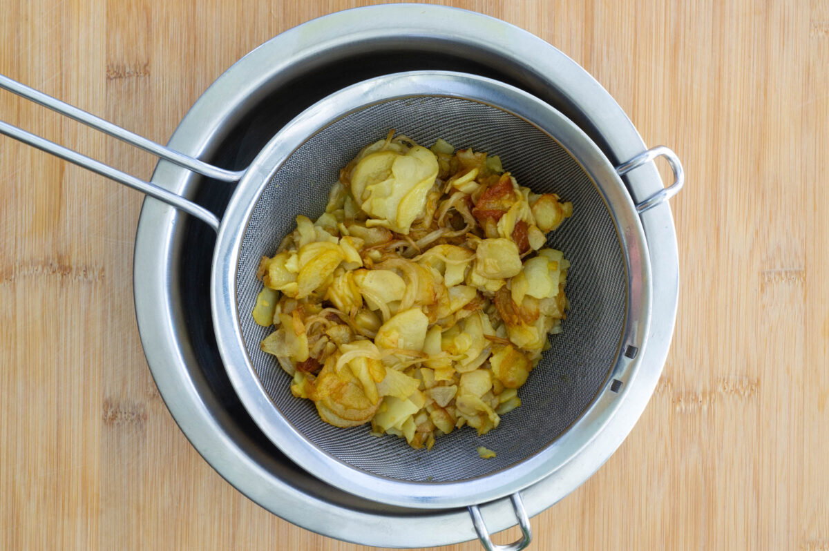 Tortilla de patatas en sartén. Receta tradicional paso a paso para que quede perfecta