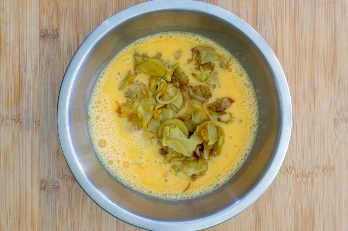 Tortilla de patatas en sartén. Receta tradicional paso a paso para que quede perfecta