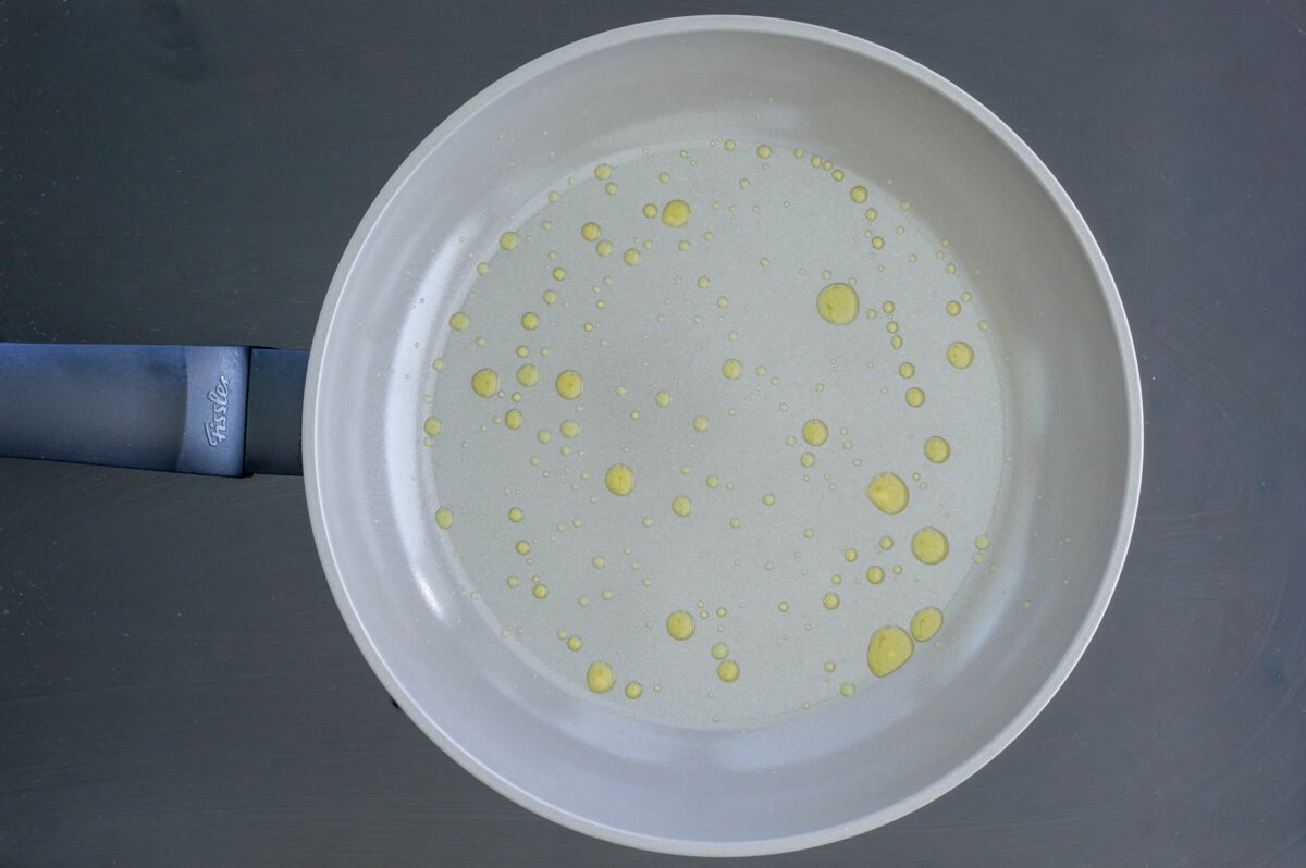 Tortilla de patatas en sartén. Receta tradicional paso a paso para que quede perfecta