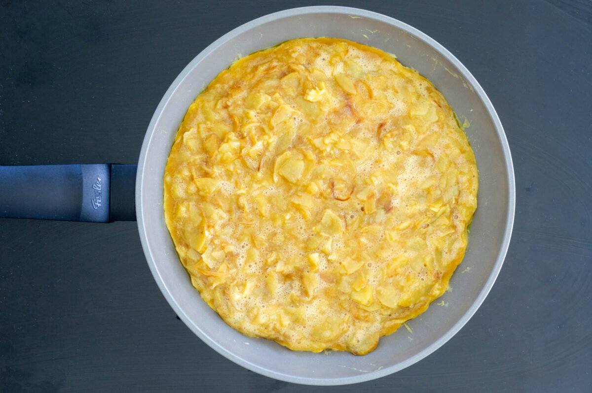 Tortilla de patatas en sartén. Receta tradicional paso a paso para que quede perfecta