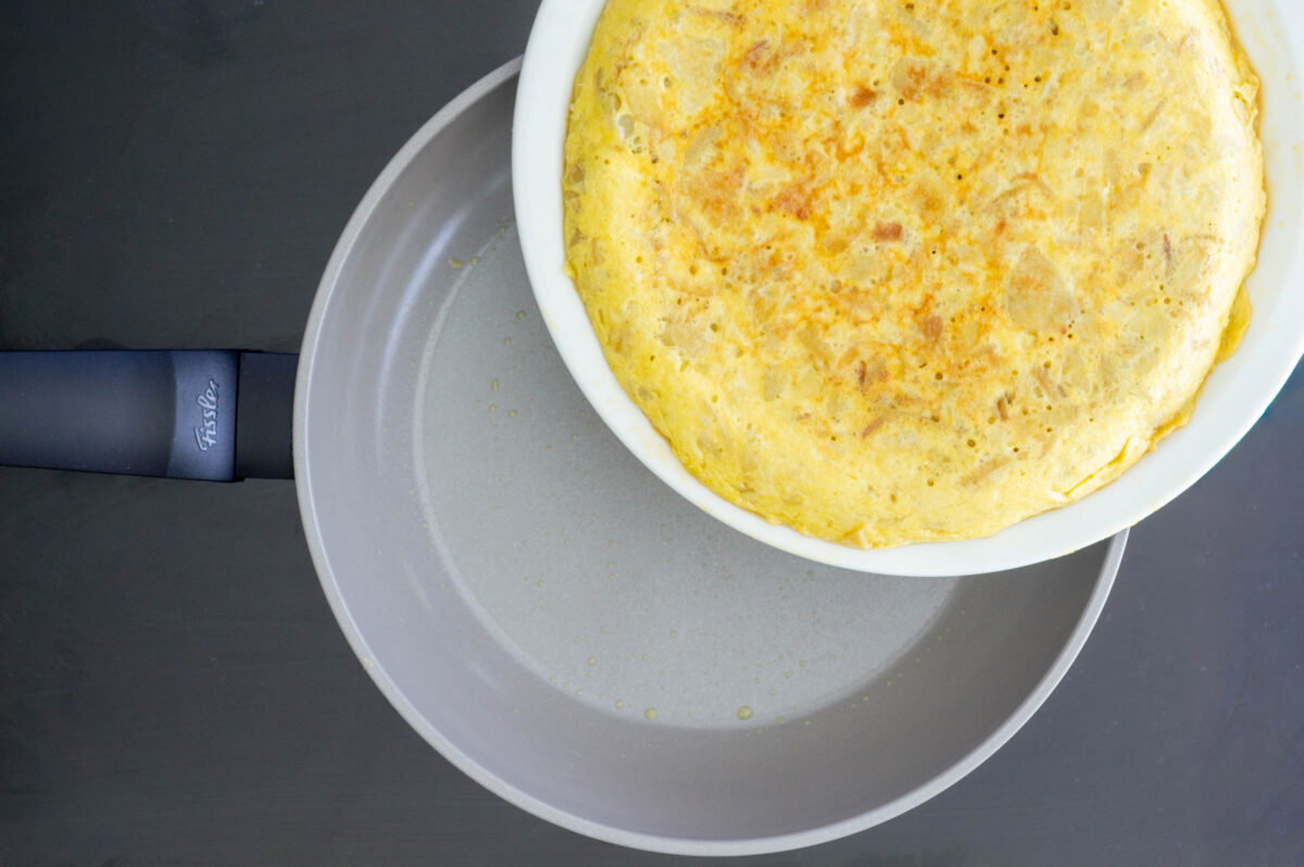 Tortilla de patatas en sartén. Receta tradicional paso a paso para que quede perfecta