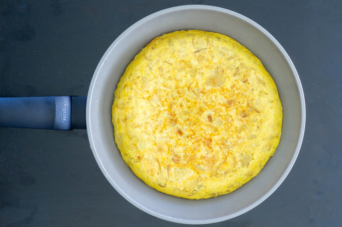 Tortilla de patatas en sartén. Receta tradicional paso a paso para que quede perfecta