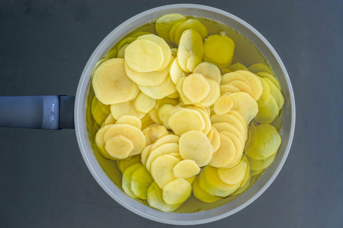 Tortilla de patatas en sartén. Receta tradicional paso a paso para que quede perfecta