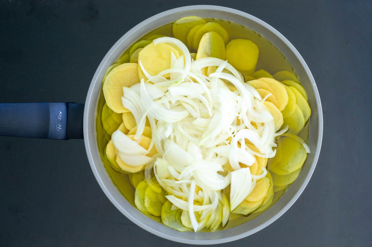 Tortilla de patatas en sartén. Receta tradicional paso a paso para que quede perfecta