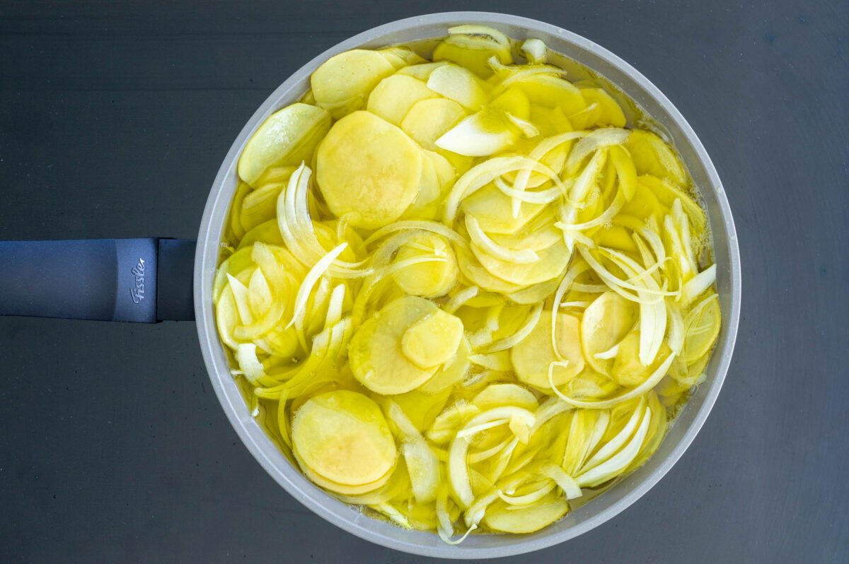 Tortilla de patatas en sartén. Receta tradicional paso a paso para que quede perfecta