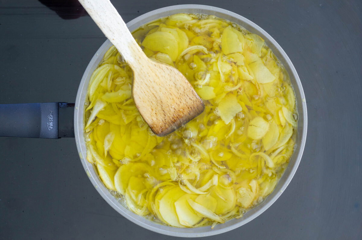 Tortilla de patatas en sartén. Receta tradicional paso a paso para que quede perfecta