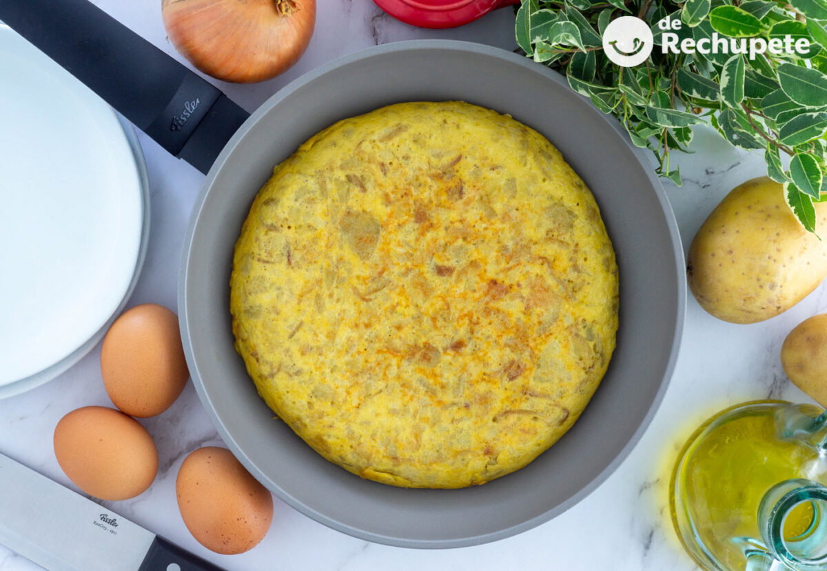 Tortilla de patatas en sartén. Receta tradicional paso a paso para que quede perfecta