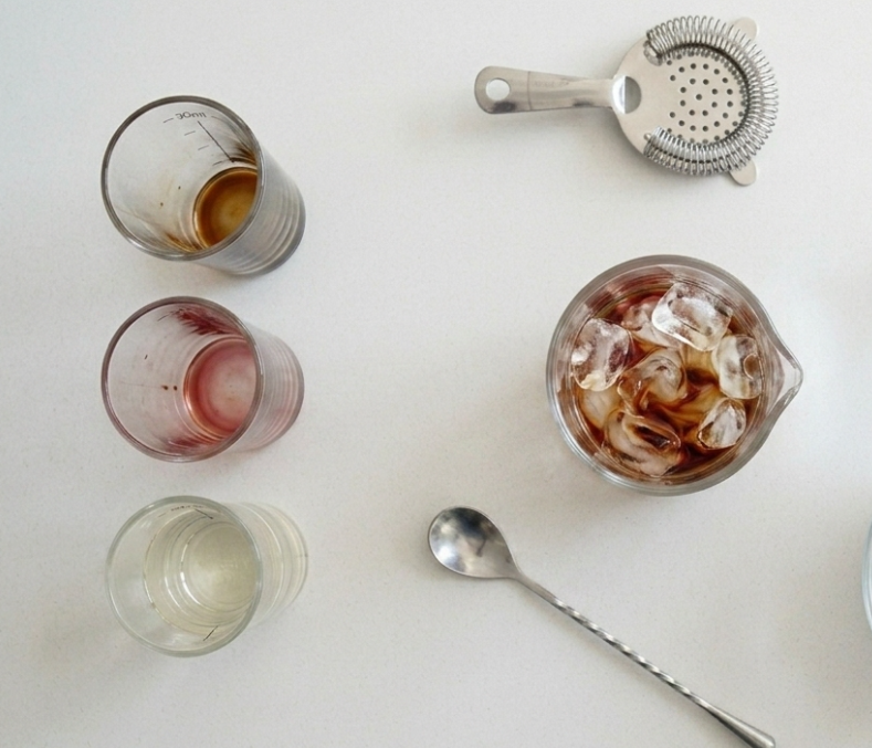 Apotheke, una copa amarga y herbal que pide sobremesa larga