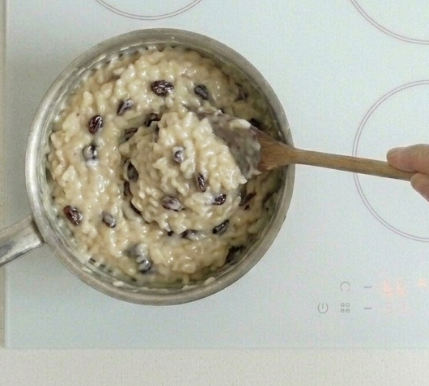 Arroz con leche colombiano, cremoso, goloso y con ese punto de canela que pide otra cucharada