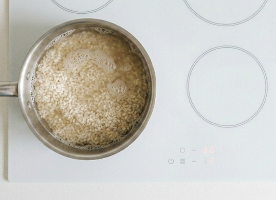 Arroz con leche colombiano, cremoso, goloso y con ese punto de canela que pide otra cucharada